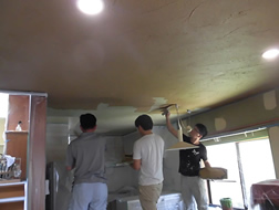 キッチン、リビング、浴室、洗面、珪藻土、内装、フロア、建具、塗装ほか 施工中風景