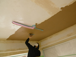 キッチン、リビング、浴室、洗面、珪藻土、内装、フロア、建具、塗装ほか 施工中風景